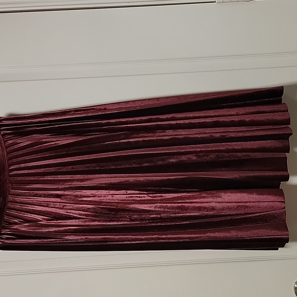 Pleated wine color skirt 90% polyester 10% spand soft material feels like velour - Picture 1 of 4
